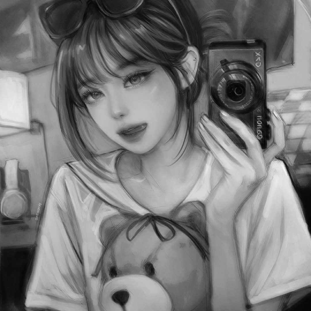 Cute Anime Profile 桌布 壁紙 — 一位年輕女性，留著瀏海，頭上戴著太陽眼鏡，抱著一隻泰迪熊，用復古相機對著鏡子自拍。
