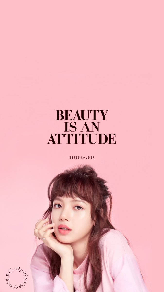 BLACKPINK 桌布 壁紙 — 一位年輕女性，粉紅色頭髮和柔和妝容，在純粉紅色背景上若有所思地凝視，文字為美麗是一種態度。