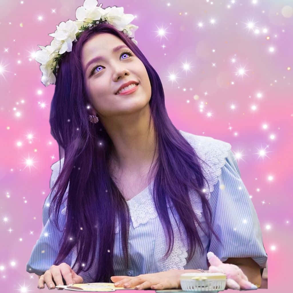 BLACKPINK 桌布 壁紙 — 一位年輕女性，紫色頭髮，戴著白色花冠，在閃爍的粉紅色背景上溫柔微笑。