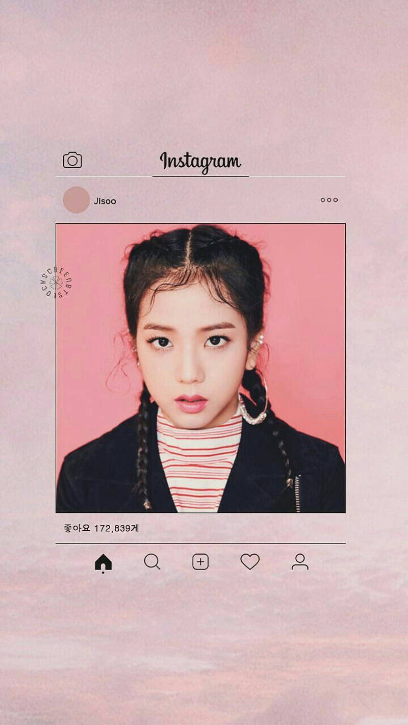 jisoo 可愛 桌布 壁紙 — 一位年輕女性，編織頭髮，戴著珍珠耳環，在柔和的粉紅色背景前，以Instagram貼文版面向前凝視。
