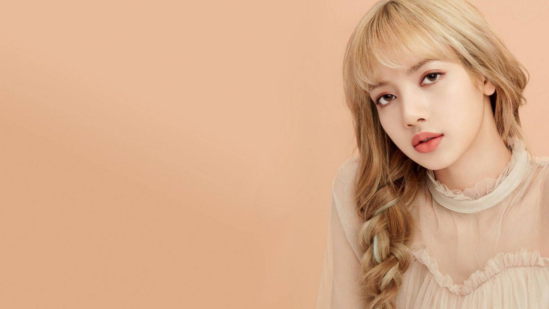 Lalisa 桌布 壁紙 — 一位年輕女性，金髮辮子，淡妝，在純色蜜桃色背景前若有所思地凝視。