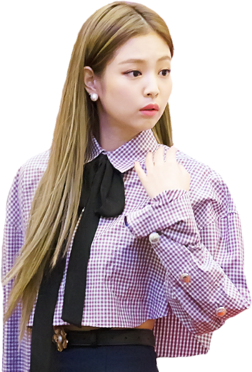 BLACKPINK 桌布 壁紙 — 一位年輕女性，長長的金色頭髮，穿著紫色格紋襯衫，搭配黑色蝴蝶結領帶和珍珠耳環。