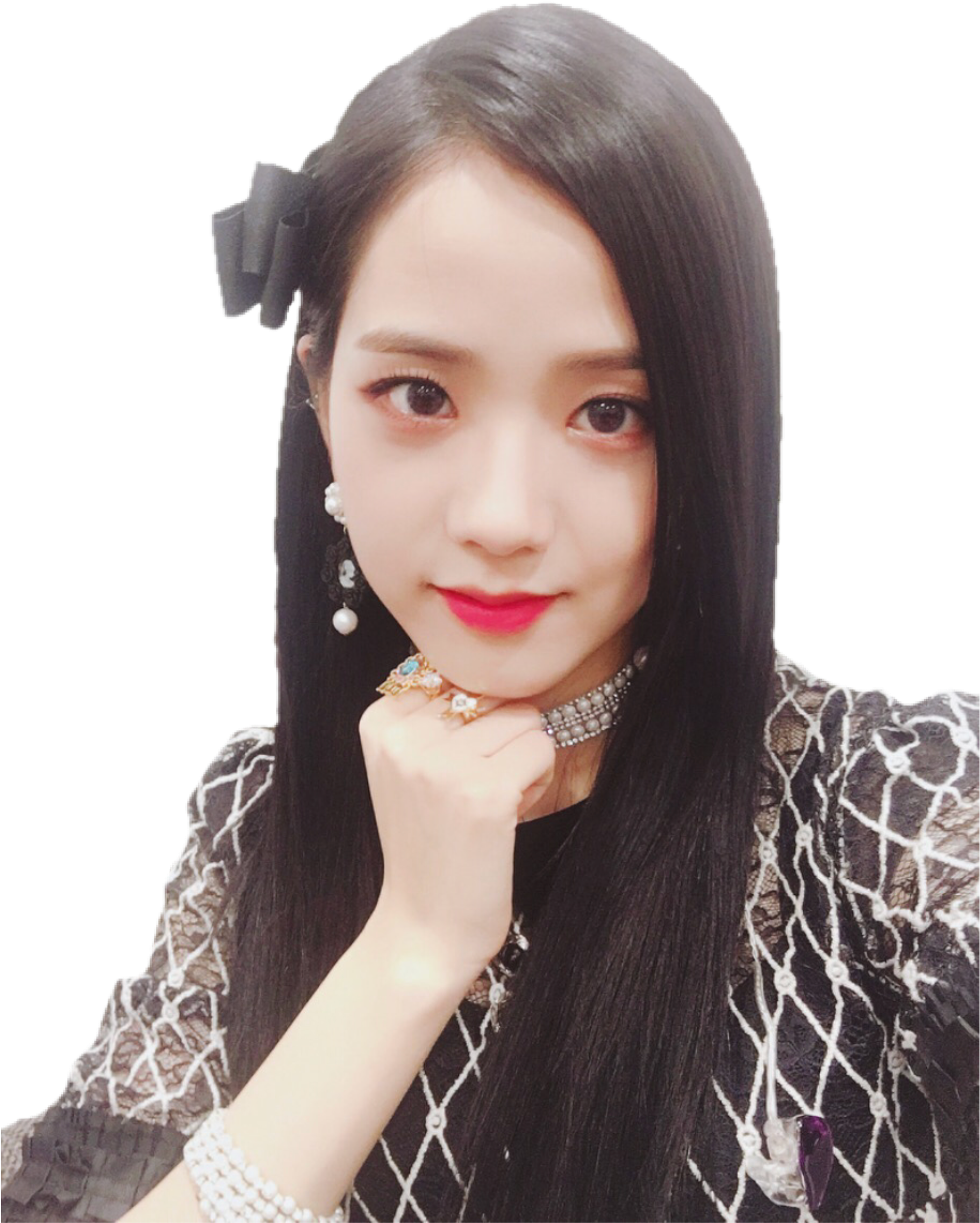 BLACKPINK 桌布 壁紙 — 一位年輕女性，長長的黑髮和灰色蝴蝶結，輕輕地托著下巴，手上戴著珍珠首飾。
