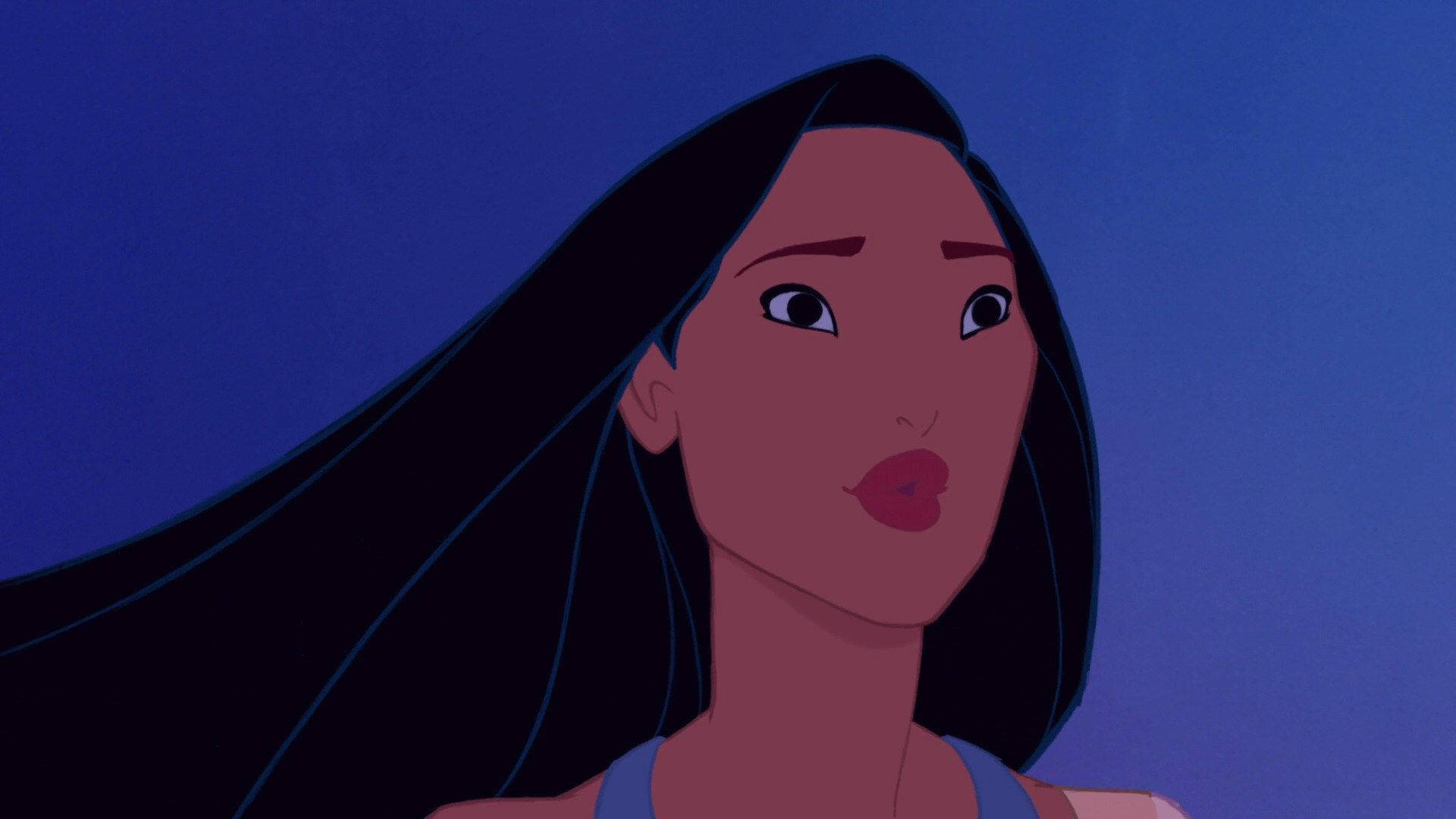 Pocahontas 桌布 壁紙 — 一位年輕女性，長長的黑髮和紅唇，在深藍色背景下的特寫。