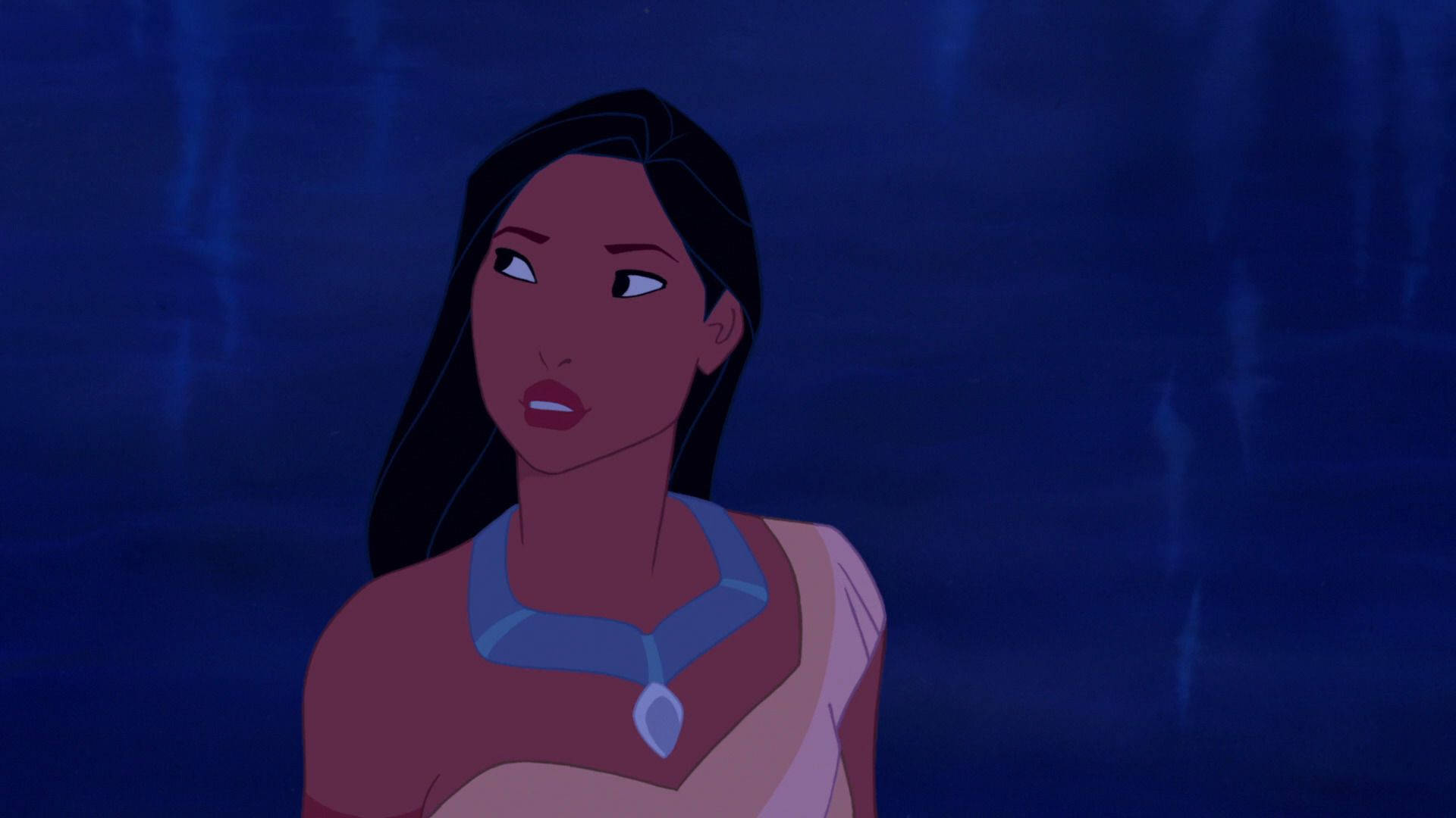 Pocahontas 桌布 壁紙 — 一位年輕女性，長長的黑髮和藍色項鍊，在深藍色紋理背景上向上凝視。