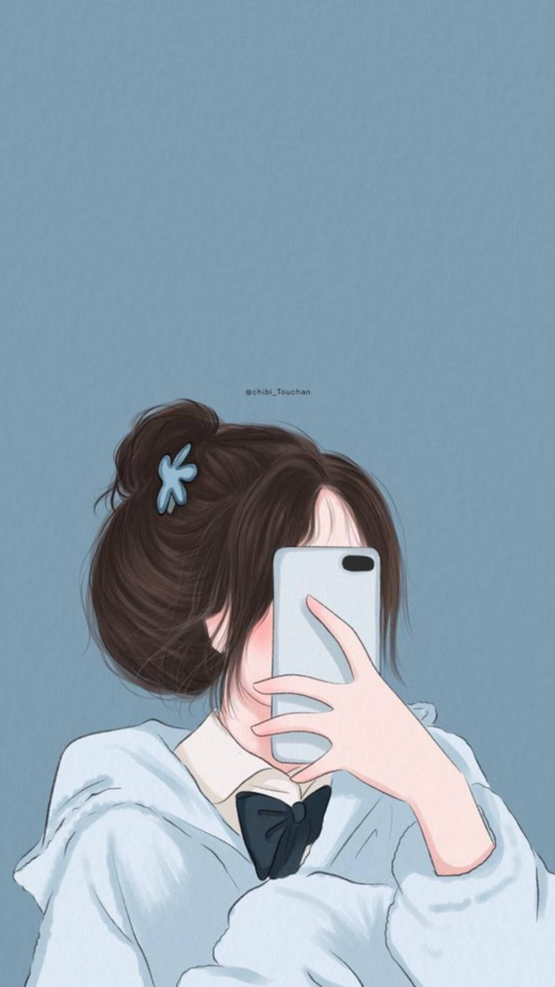 phone girl 桌布 壁紙 — 一位年輕女性將棕色頭髮盤成髮髻，在純藍色背景前將手機貼在臉上。