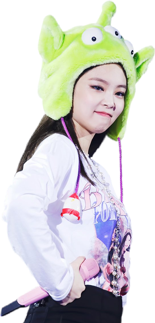 BLACKPINK 桌布 壁紙 — 一位年輕女性戴著亮綠色外星主題毛絨帽子，在黑色背景前拿著粉紅色麥克風。