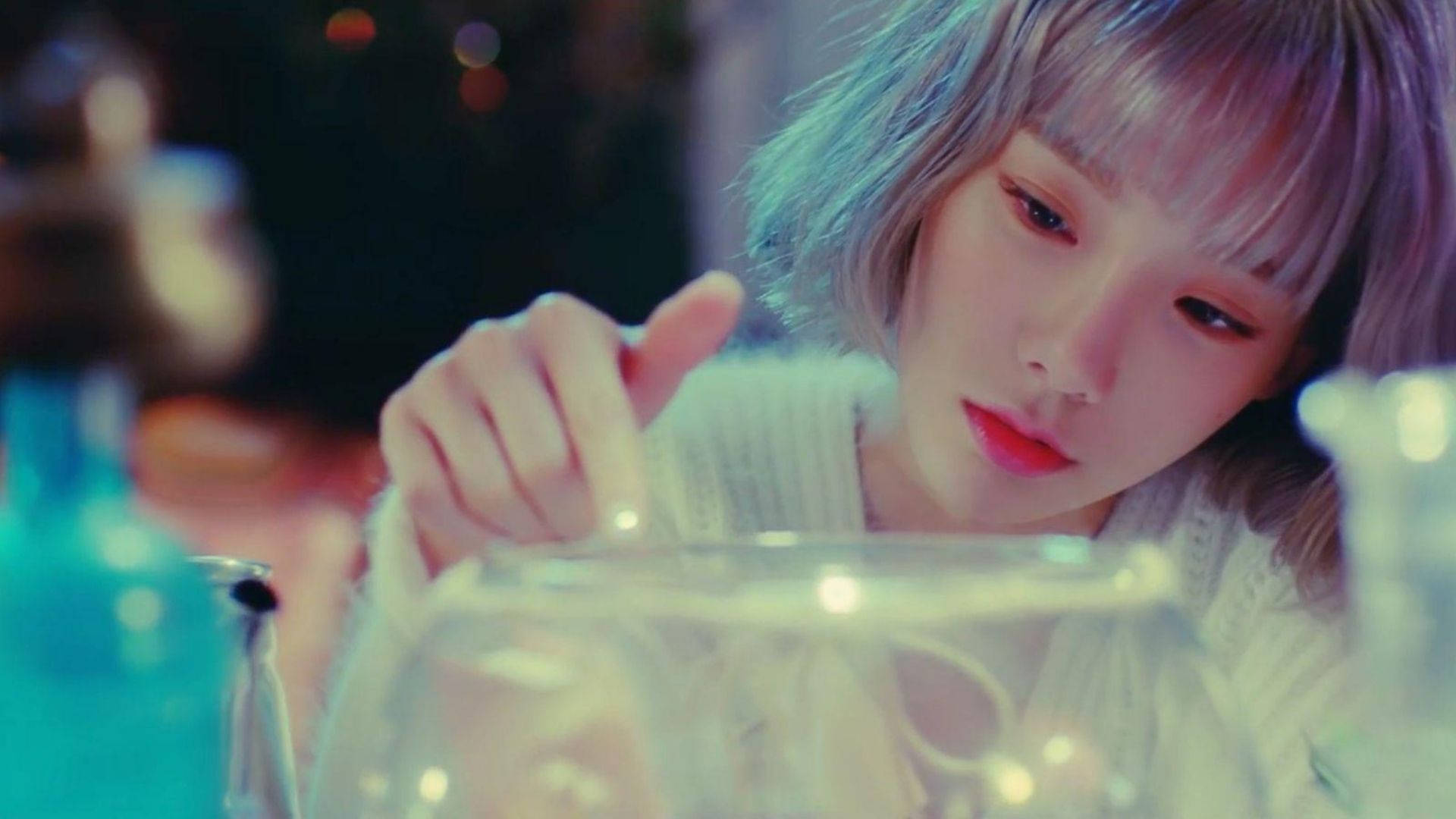 Taeyeon 桌布 壁紙 — 一位年輕女性留著柔和色調的頭髮，在柔和光線且充滿散景的環境中俯身於玻璃碗上。