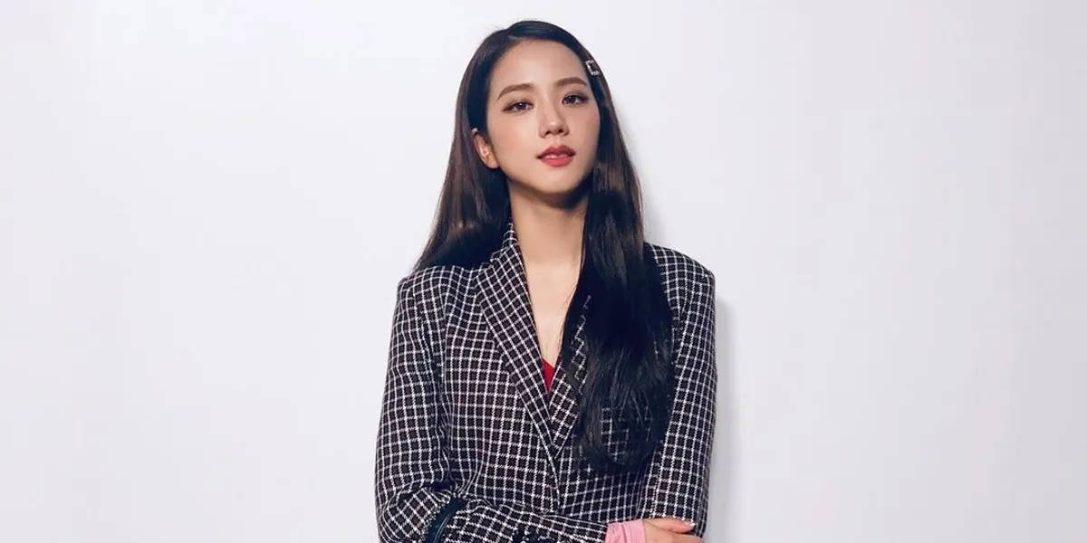 年輕女性穿著格紋西裝外套在攝影棚擺姿勢 — 智秀 GIF 壁紙