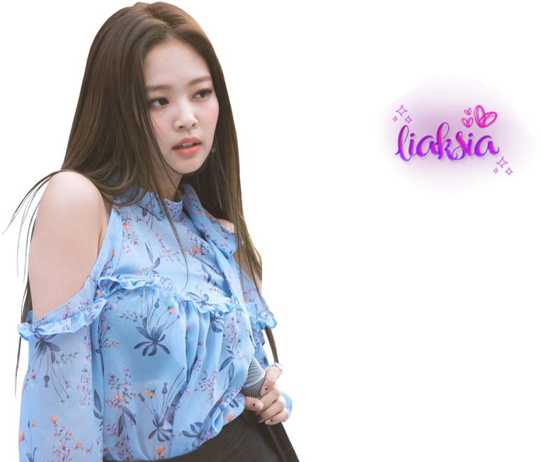BLACKPINK 桌布 壁紙 — 一位年輕女性留著長長棕色頭髮，身穿藍色花卉上衣，在黑色背景前拿著麥克風，旁邊有紫色標誌。