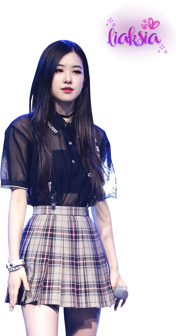 BLACKPINK 桌布 壁紙 — 一位年輕女性留著長黑髮，穿著格紋裙和透視上衣，在黑色背景前手持麥克風。