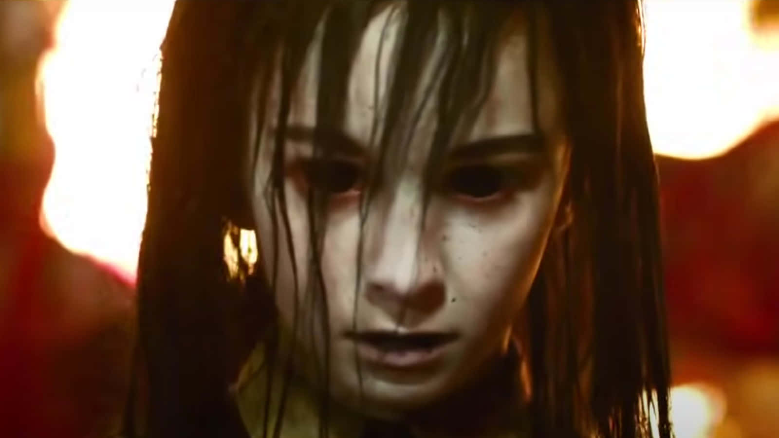 Silent Hill Characters 桌布 壁紙 — 一位年輕女性的特寫，她有濕透的深色頭髮和強烈的眼神，背景是火橙色。