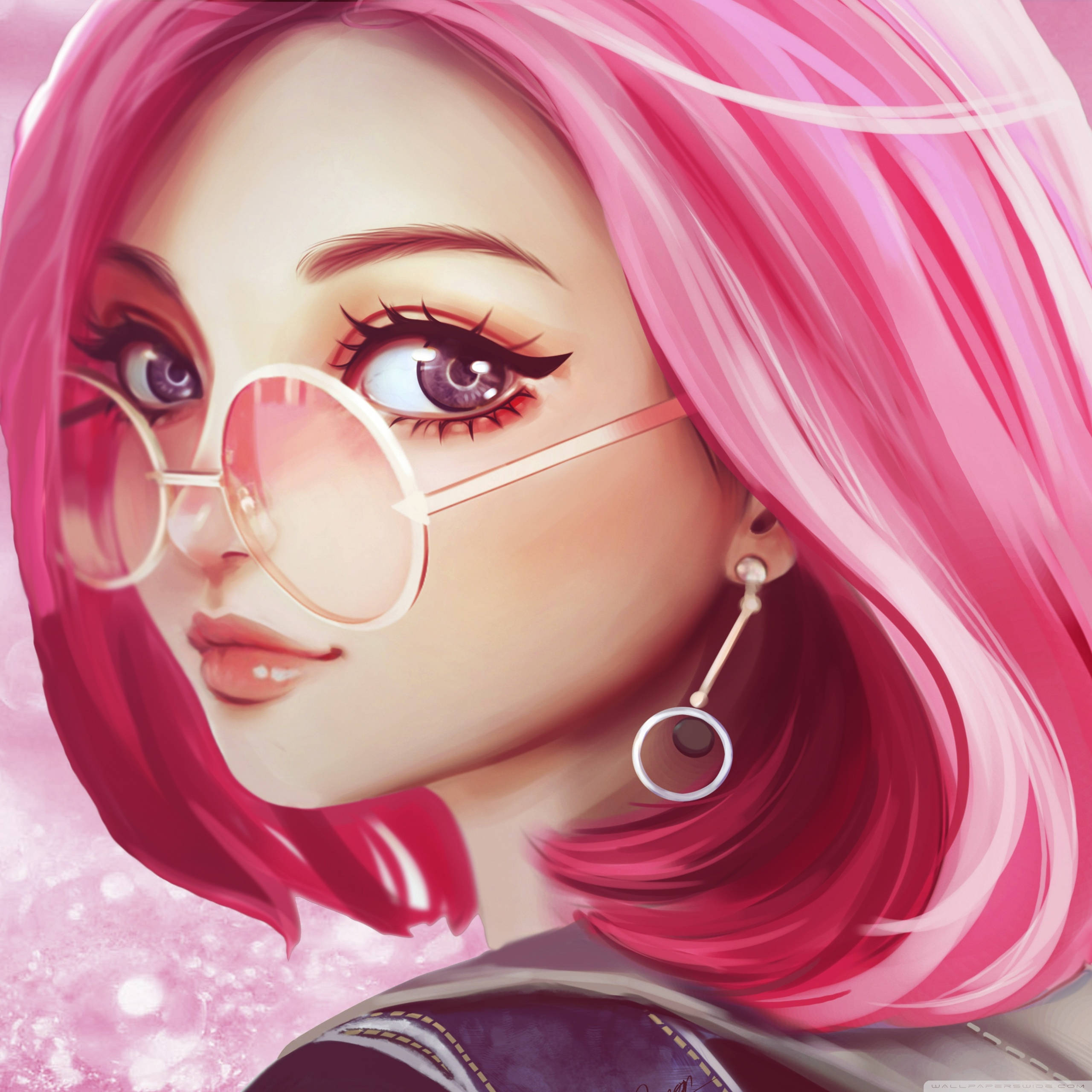 Cute Pink Girl 桌布 壁紙 — 一位年輕女性的特寫，擁有充滿活力的粉紅色頭髮和圓形眼鏡，背景是閃閃發光的粉紅色。