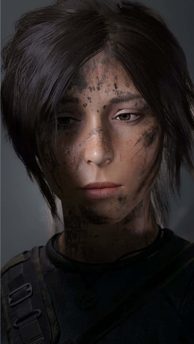Pixel 3 Shadow Of The Tomb Raider 桌布 壁紙 — 一位年輕女性的特寫，臉上沾滿污垢，黑髮，穿著戰術裝備，背景為柔和的灰色。