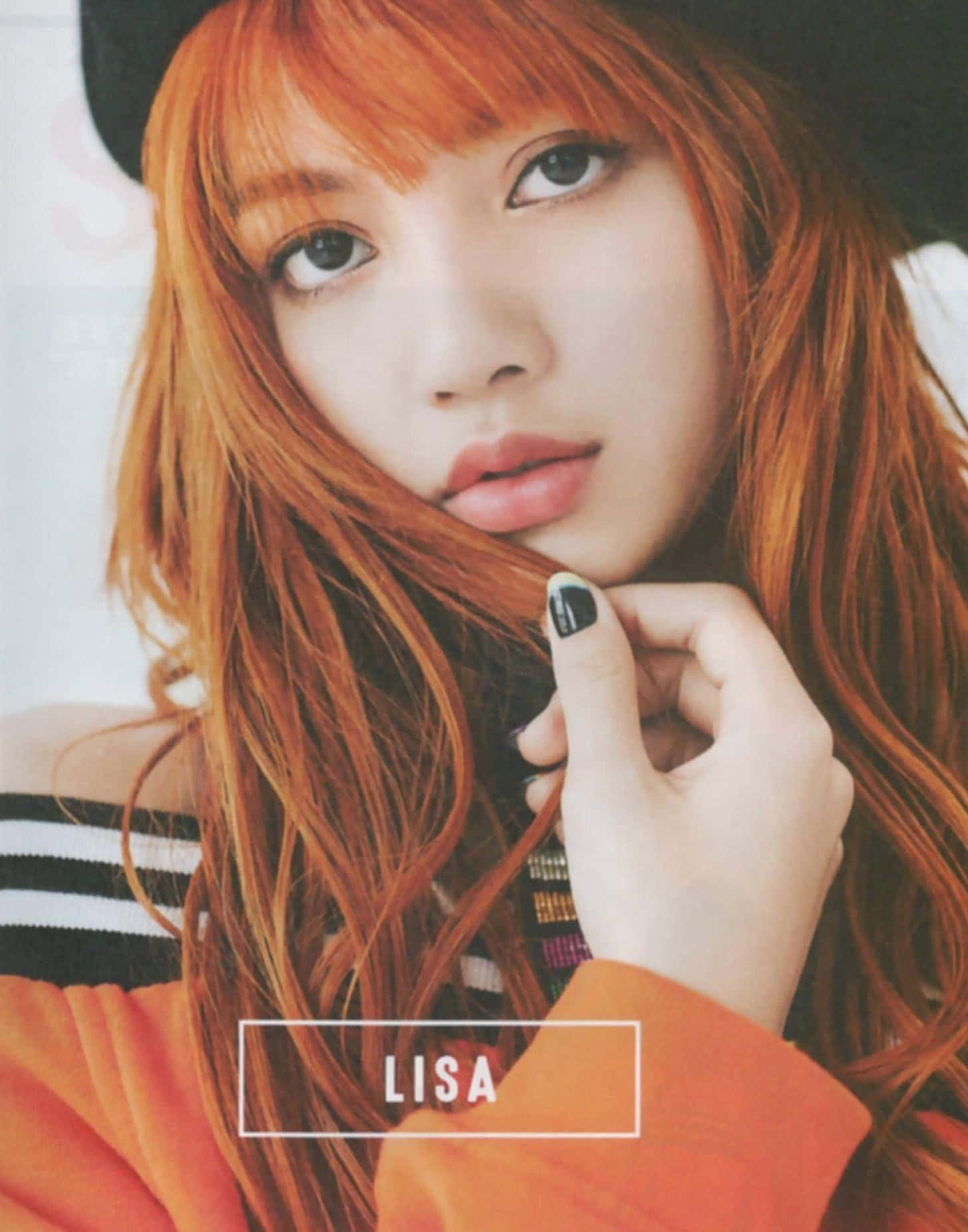 BLACKPINK 桌布 壁紙 — 一位年輕女性的特寫肖像，她有著火紅色的頭髮和黑色帽子，輕柔地凝視著並觸摸自己的頭髮。