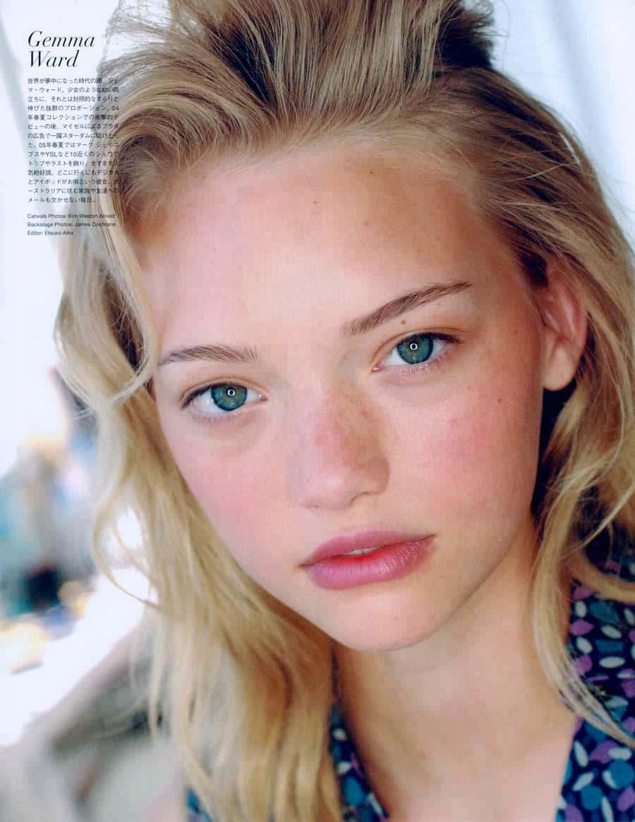 Gemma Ward 桌布 壁紙 — 一位年輕女性的特寫肖像，擁有引人注目的藍色眼睛和一頭凌亂的金色頭髮，直視鏡頭。