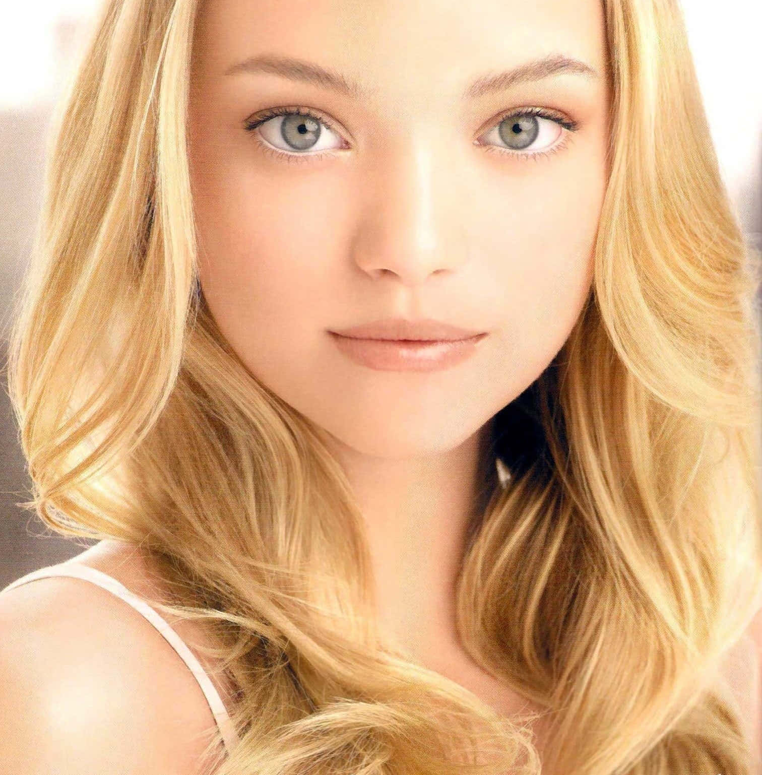 Gemma Ward 桌布 壁紙 — 一位年輕女性的特寫肖像，擁有引人注目的藍色眼睛和飄逸的金色頭髮，從側面柔和打光。