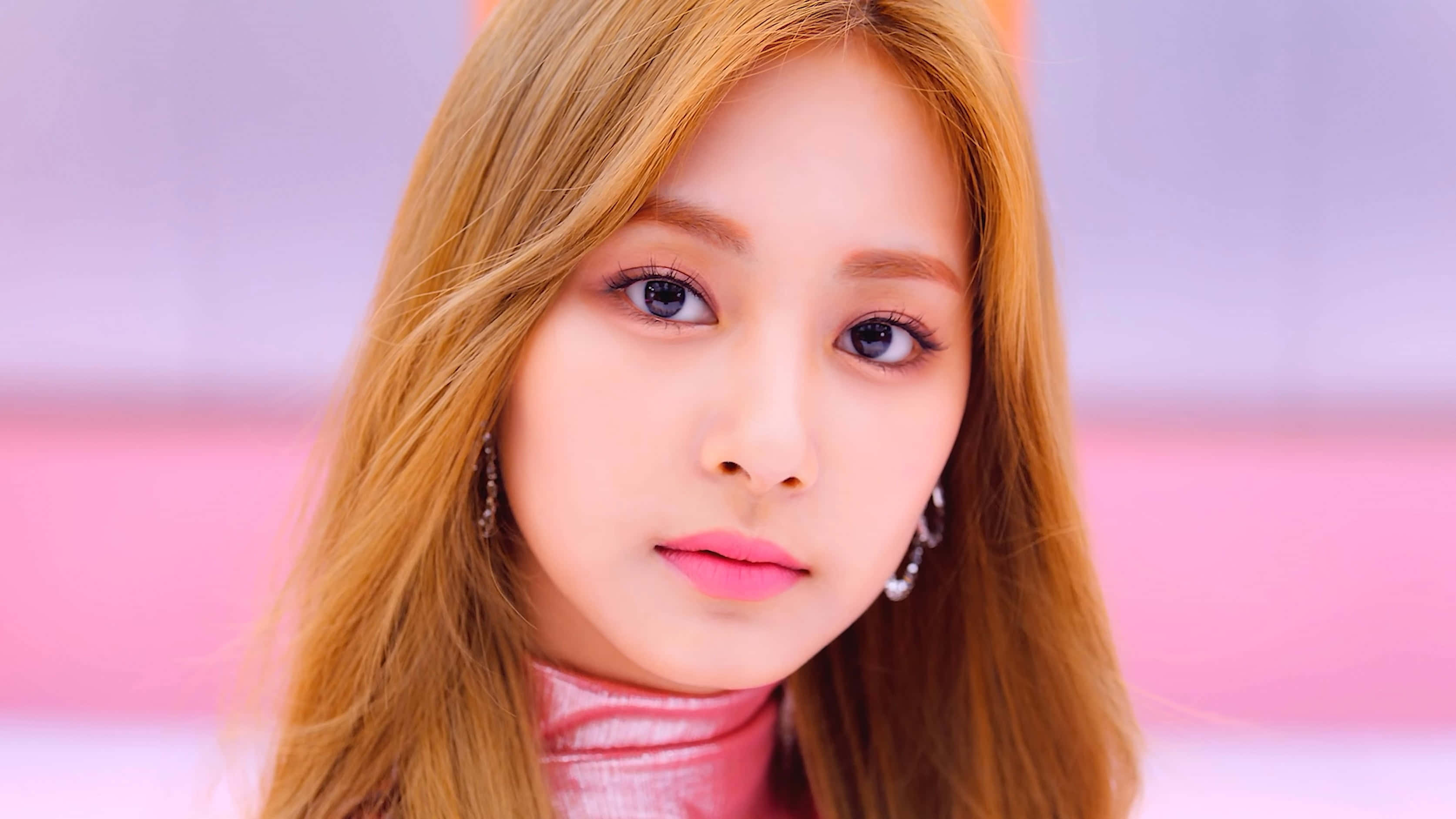 twice 桌布 壁紙 — 一位年輕女性的特寫肖像，金色頭髮和粉紅色唇膏，背景是柔和的粉紅色和紫色漸變。