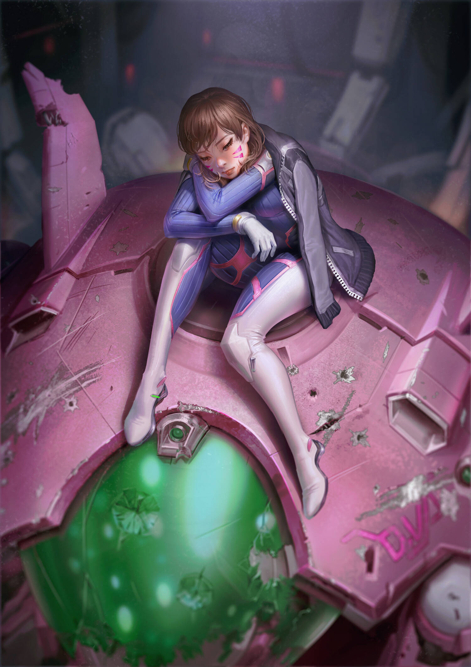 D.Va 桌布 壁紙 — 一位年輕女性穿著未來感的粉藍色套裝，悲傷地坐在一架受損的粉紅色機甲上，機甲帶有發光的綠色核心。
