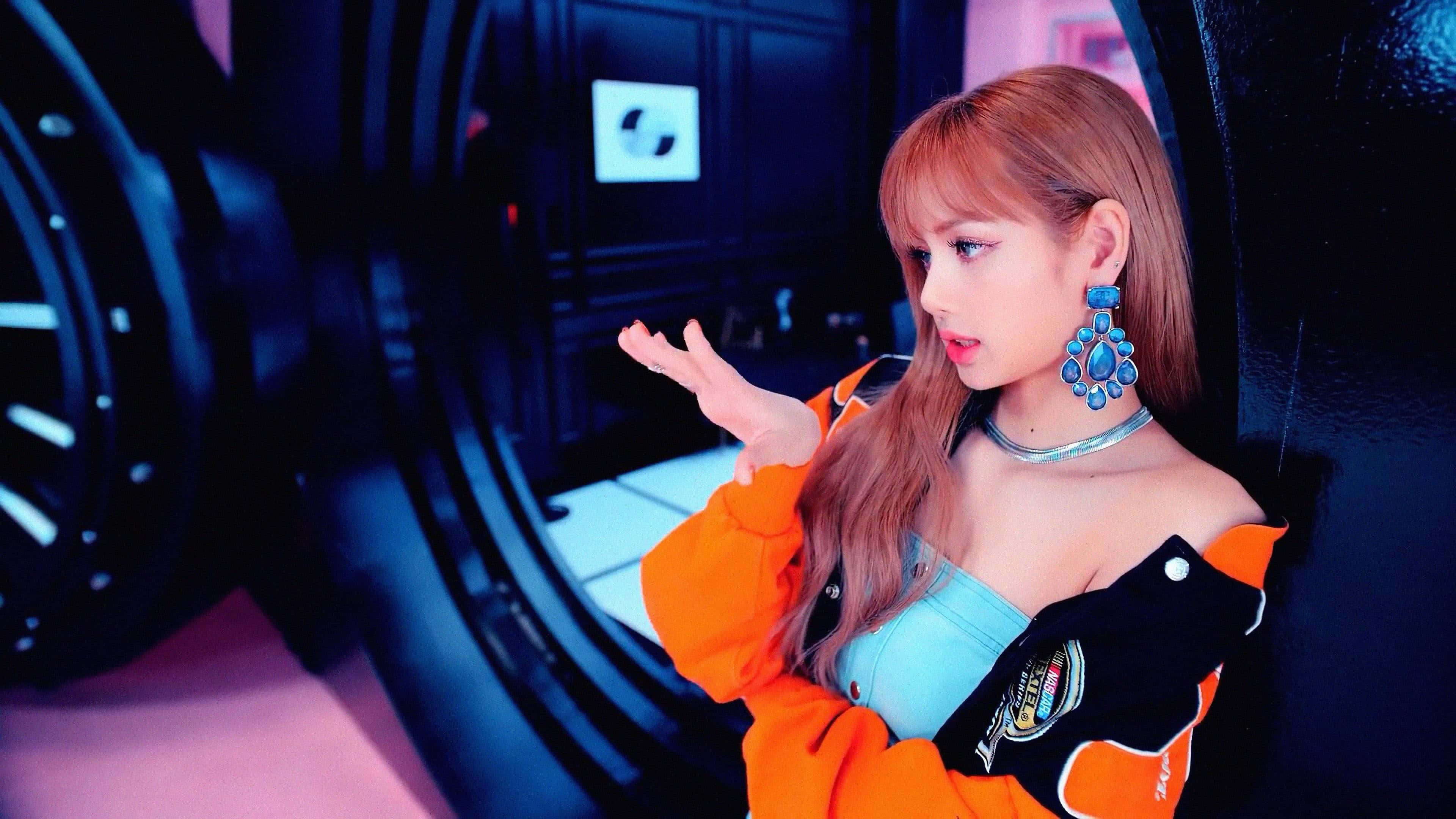 Lalisa 桌布 壁紙 — 一位年輕女性穿著橙色外套和藍色上衣，自信地在霓虹燈車庫中一輛時尚的黑色汽車旁擺姿勢。