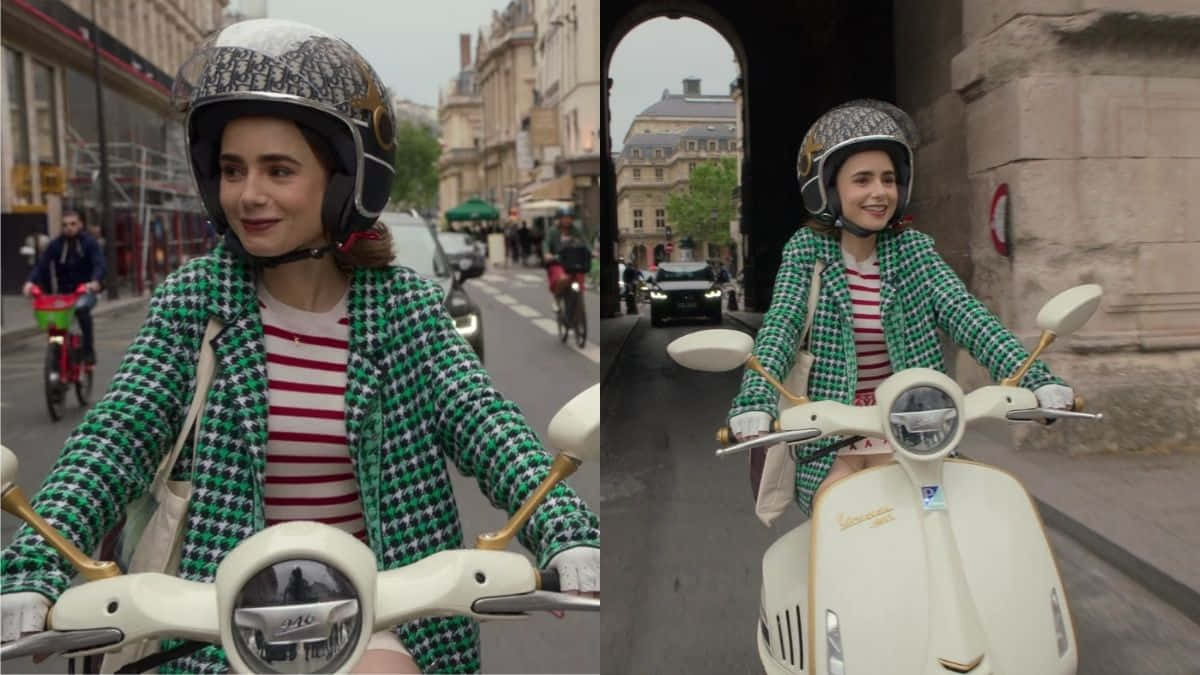 scooter 桌布 壁紙 — 一位年輕女性穿著綠色千鳥格外套和圖案頭盔，微笑著騎著奶油色Vespa機車穿過歐洲城市街道。
