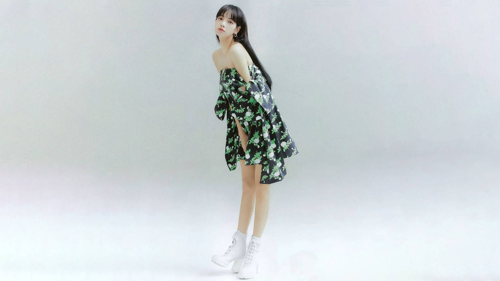 BLACKPINK 桌布 壁紙 — 一位年輕女性穿著花卉露肩連衣裙和白色靴子，在柔和的漸變工作室背景前擺姿勢。