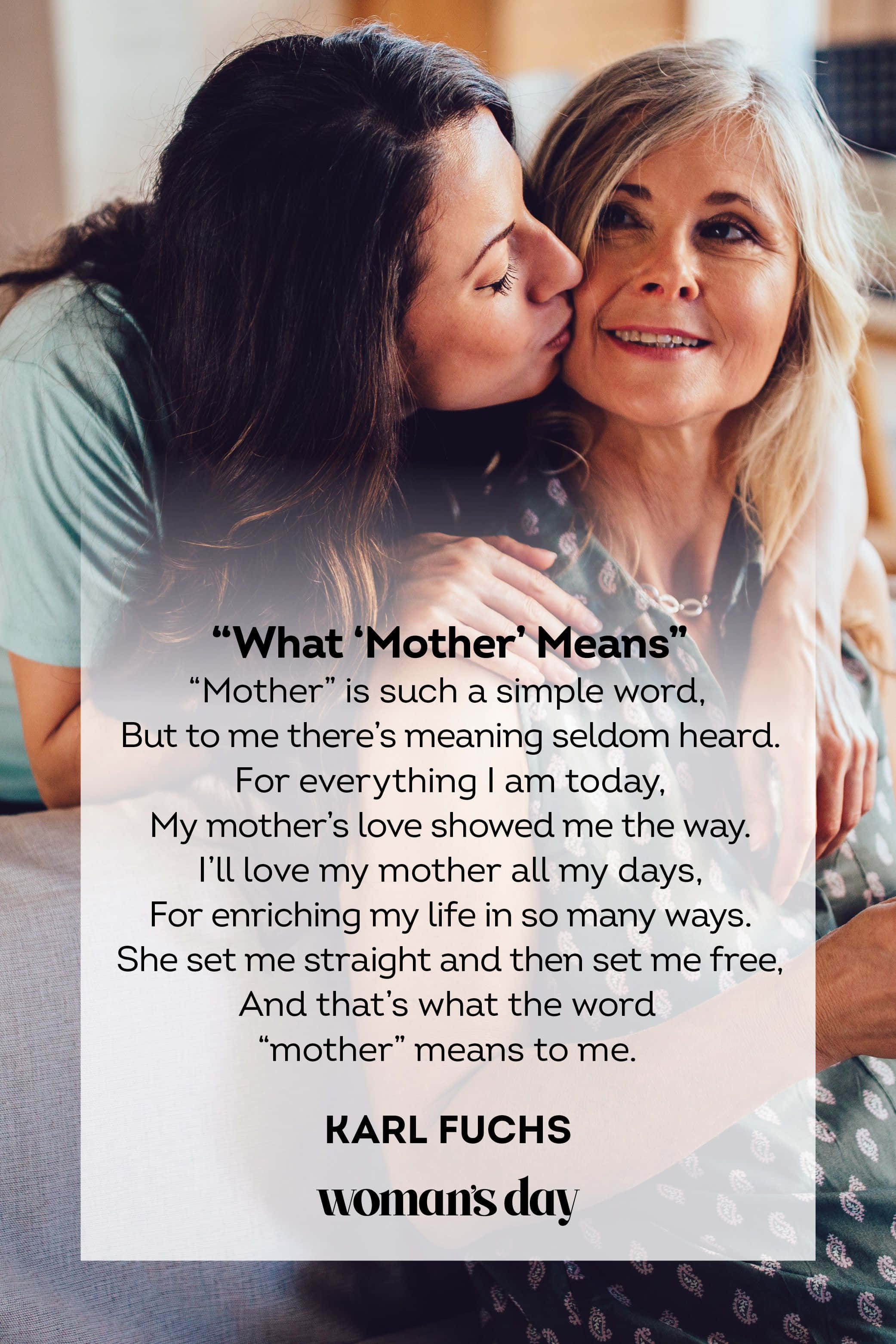 Mother Love 桌布 壁紙 — 一位年輕女性親吻微笑母親的臉頰，同時一首關於母性的詩歌覆蓋在圖像上。