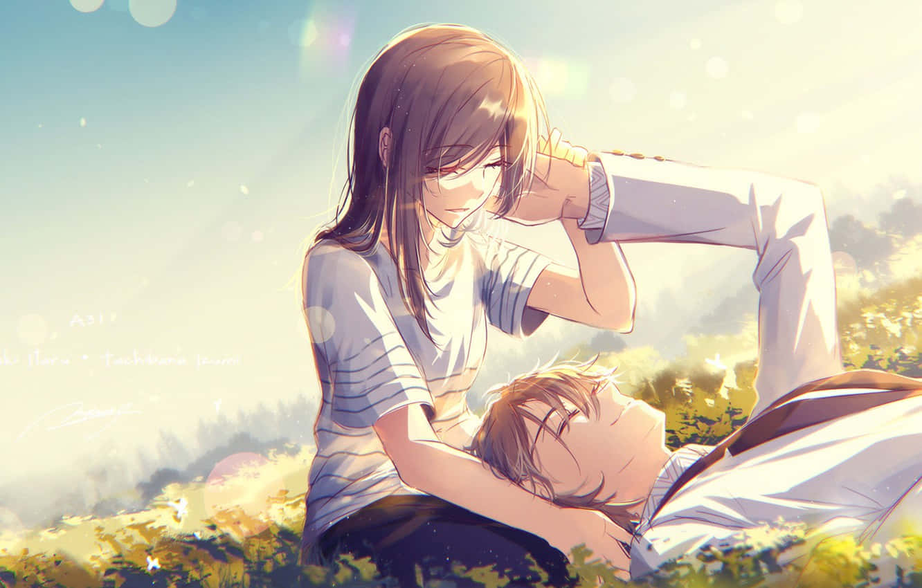 Anime Sky 桌布 壁紙 — 一位年輕女性輕輕俯身於一個躺在陽光普照草地上的男孩，沐浴在溫暖的金色光芒中，帶有柔和的散景效果。