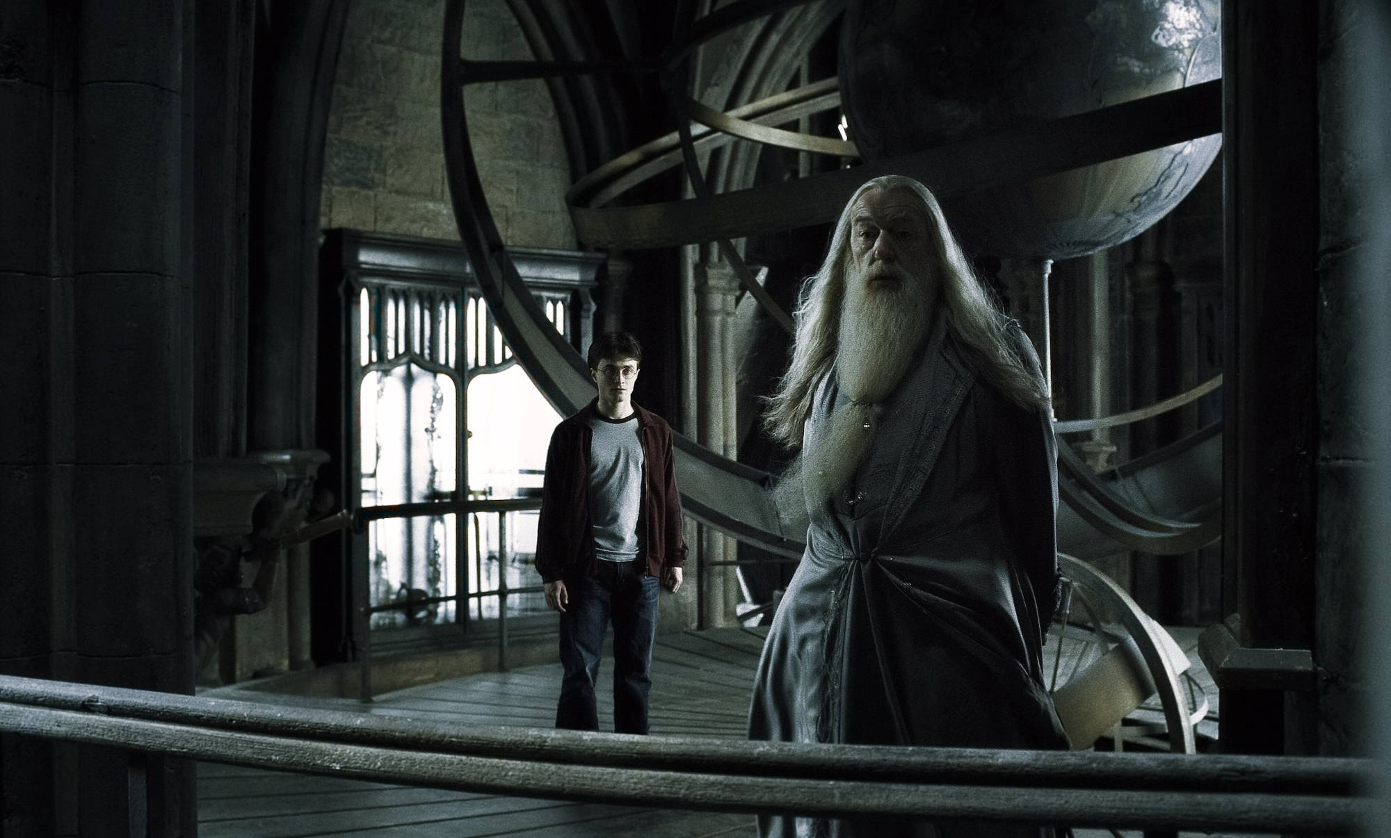 dumbledore 桌布 壁紙 — 一位年輕巫師在昏暗的石牆天文台裡，面對著一位長著長長白鬍子的年長巫師，面前有一個巨大的天球儀，心中充滿敬畏。