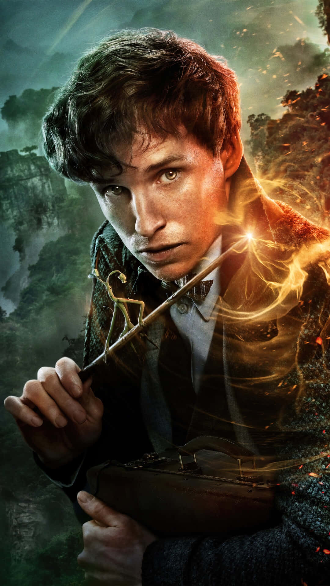 Fantastic Beasts 桌布 壁紙 — 一位年輕巫師手持發光魔杖，站在神秘森林中，火花四濺，準備進行魔法戰鬥。