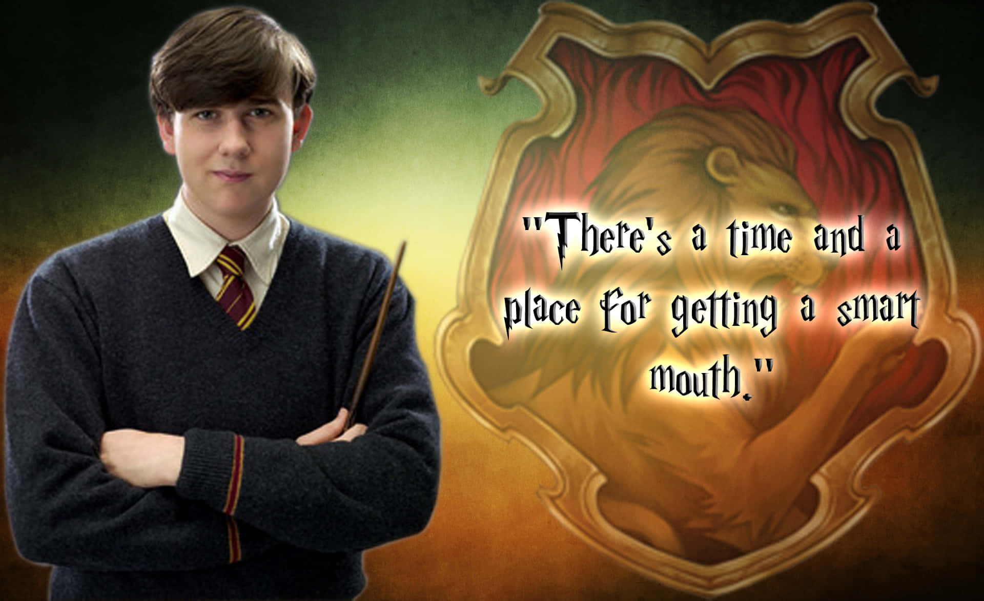 Neville Longbottom 桌布 壁紙 — 一位年輕巫師穿著葛萊芬多制服，自信地站在學院徽章旁，附有一句關於聰明嘴巴的名言。