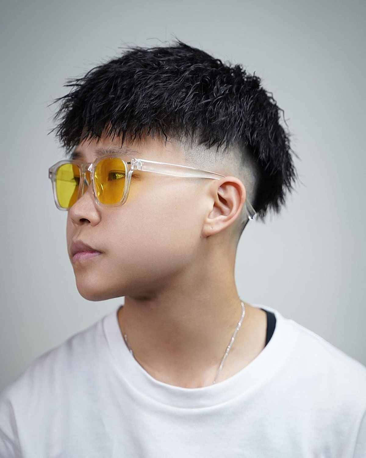 Hot Teen Boy 桌布 壁紙 — 一位年輕男士留著質感漸層短髮，戴著大膽的黃色太陽眼鏡，背景是中性灰色。
