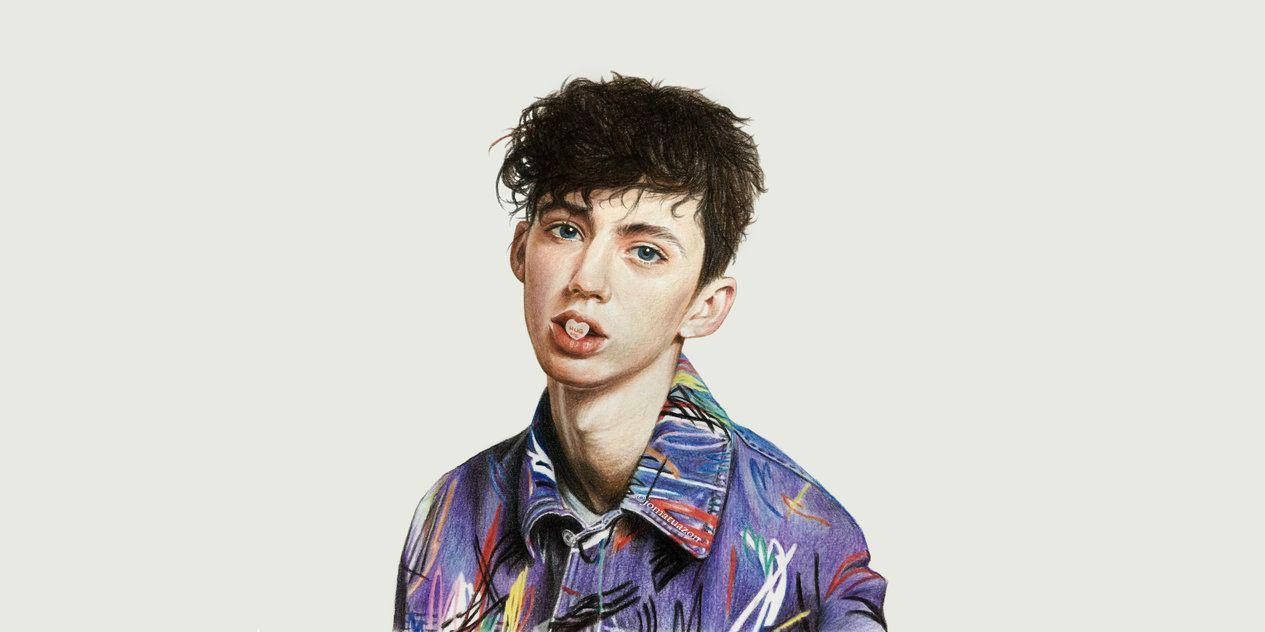 Sivan 桌布 壁紙 — 一位年輕男子，一頭凌亂的深色頭髮和一雙明亮的眼睛，穿著一件色彩繽紛的抽象圖案襯衫，在純淺灰色背景前伸出舌頭。
