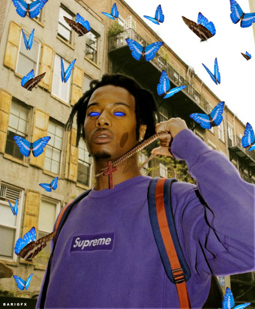 Carti 桌布 壁紙 — 一位年輕男子，擁有發光的藍色眼睛和辮子頭，站在城市小巷中，周圍環繞著鮮豔的藍色蝴蝶。
