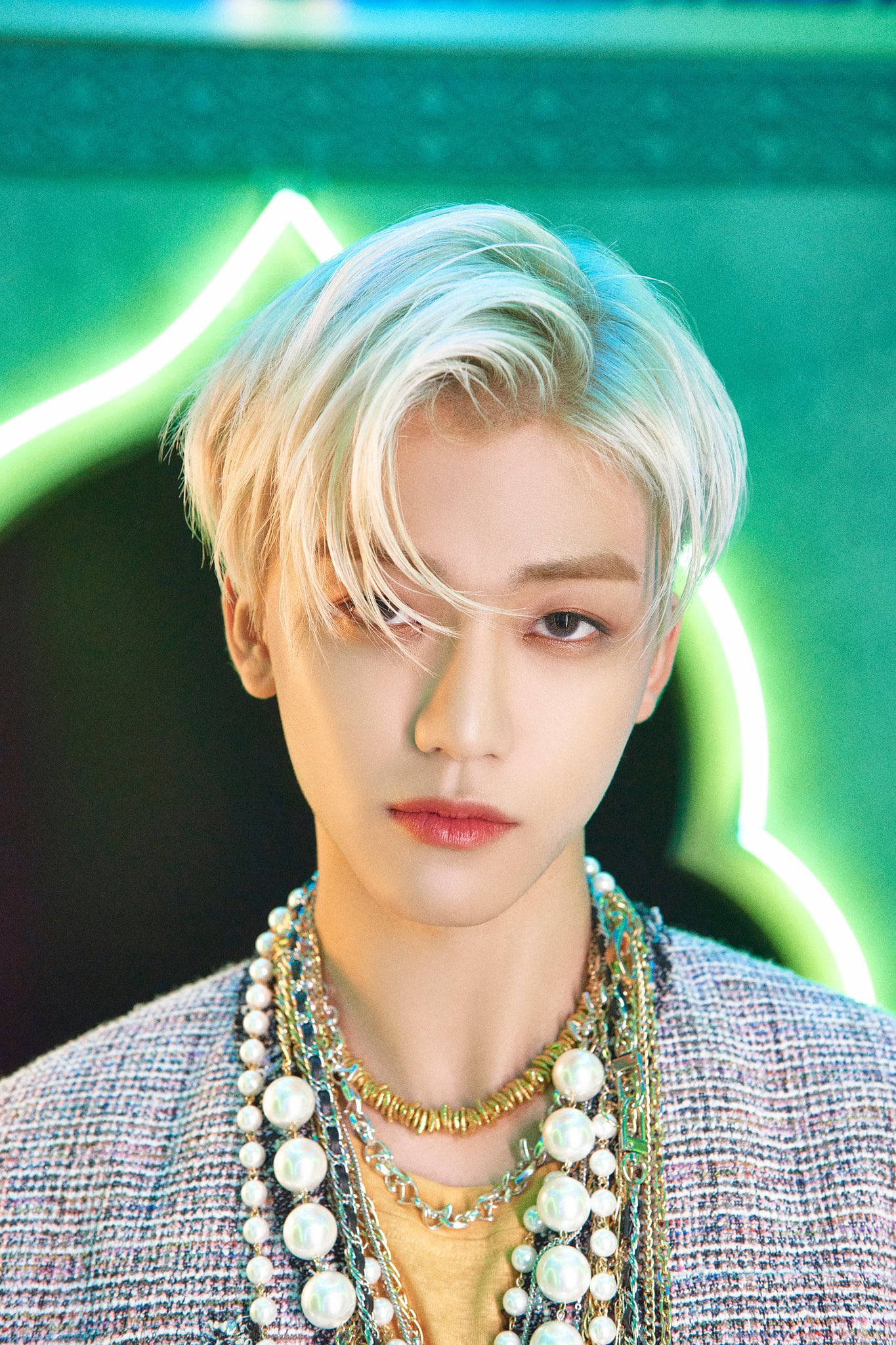 jaemin 桌布 壁紙 — 一位年輕男子，擁有鉑金色頭髮和層疊的珍珠項鍊，在發光的綠色霓虹燈背景下凝視著。