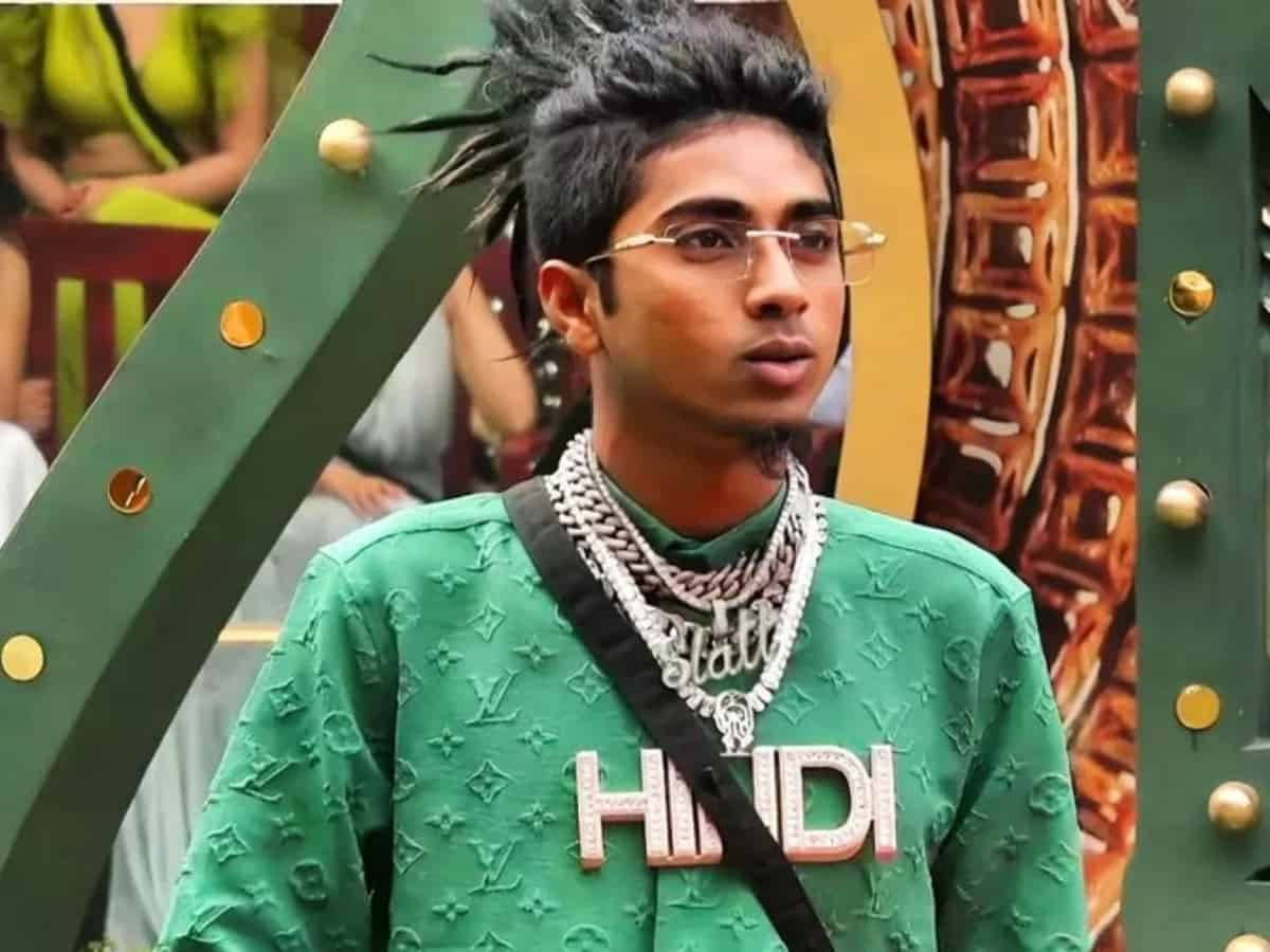 年輕男子身穿綠色品牌衛衣，印有「HINDI」和層疊項鍊。 — 路易威登 GIF 壁紙