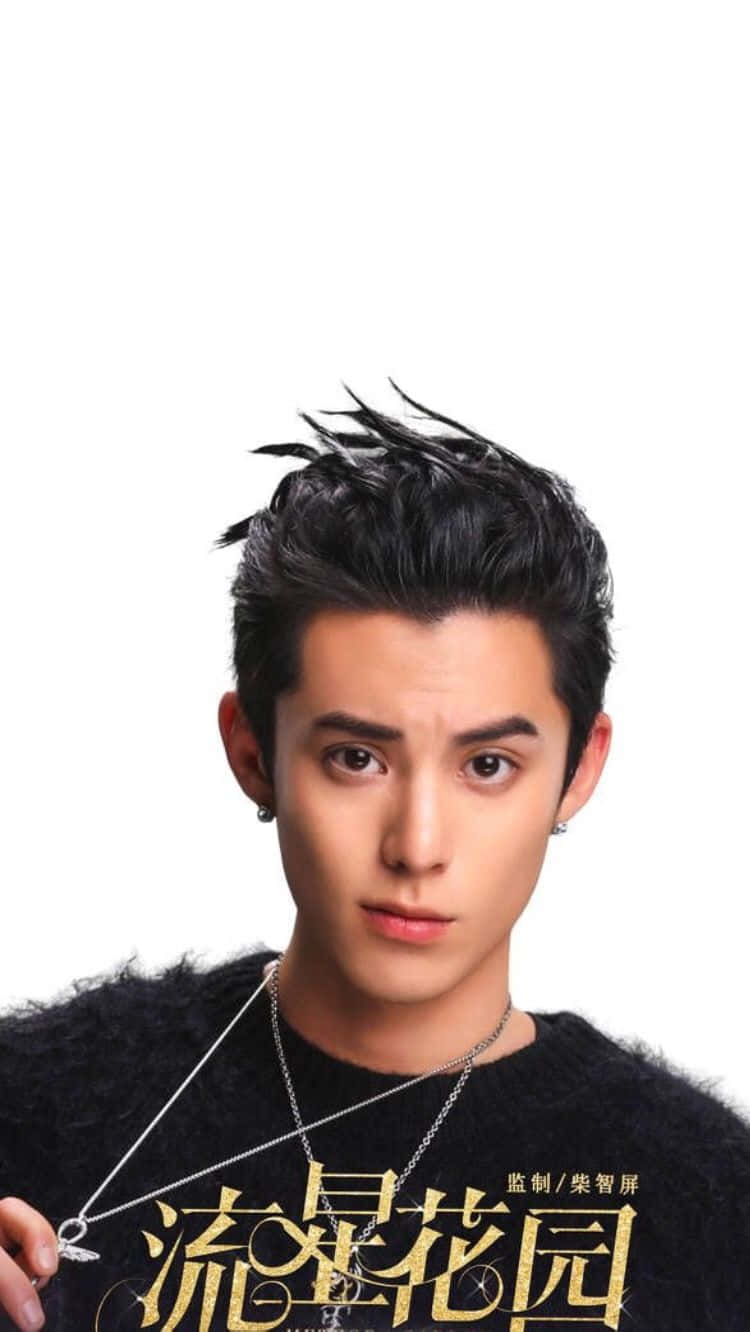 Dylan Wang 桌布 壁紙 — 一位年輕男子，黑色刺蝟頭和銀色耳環，在純白背景下凝視，身穿黑色毛絨毛衣和層疊項鍊。