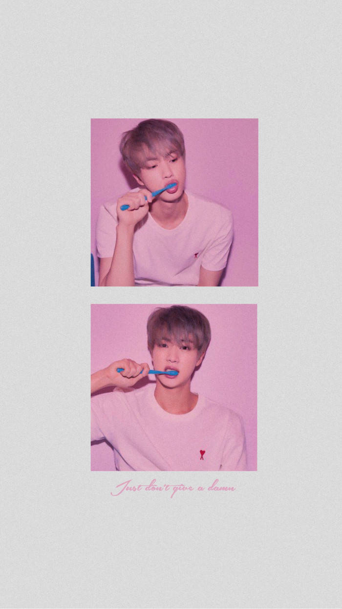 Jin 桌布 壁紙 — 一位年輕男子在柔和的粉紅色背景前，用藍色牙刷刷牙，兩張人像照片疊加在一起。