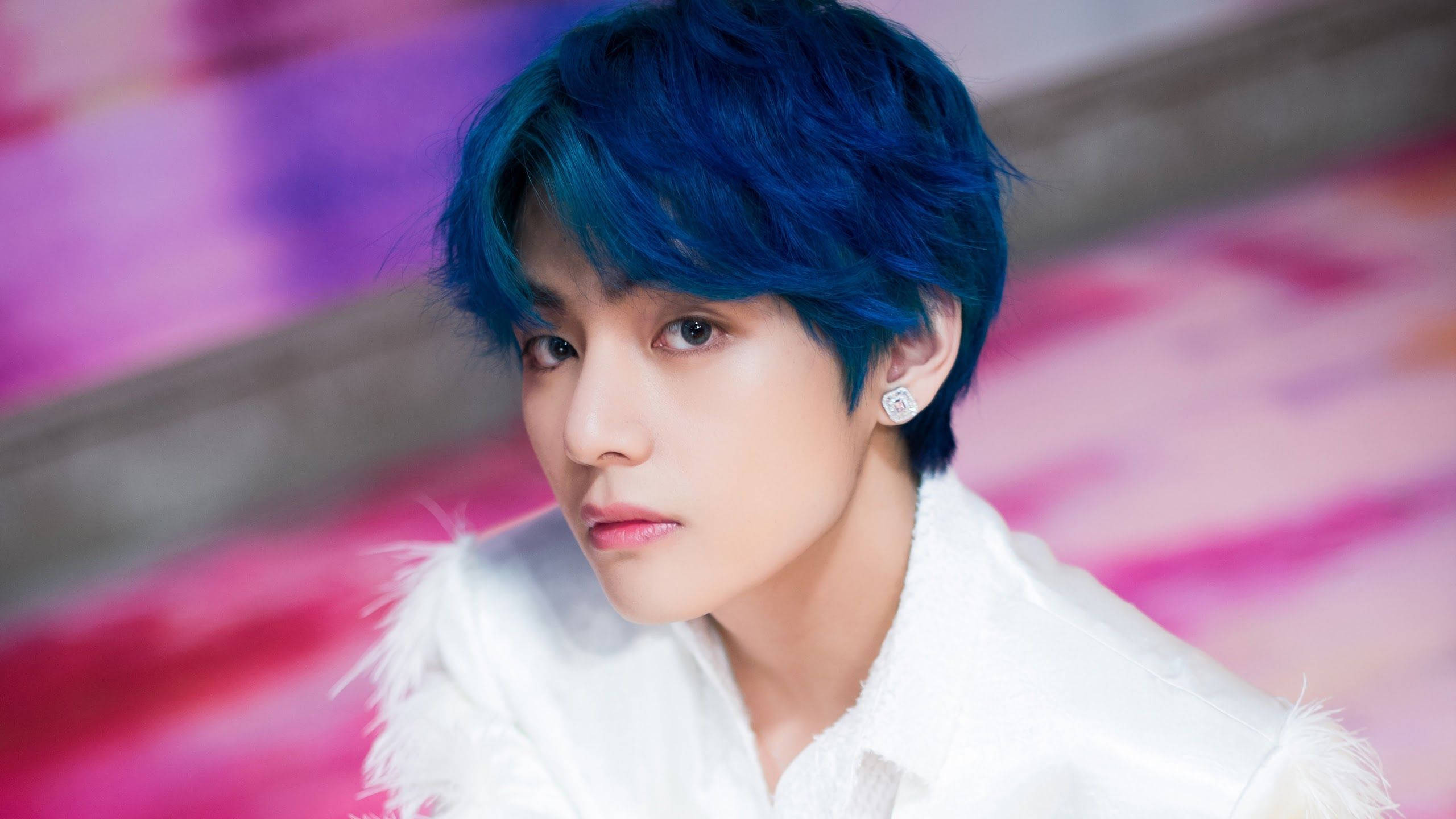Kim Taehyung 2021 桌布 壁紙 — 一位年輕男子擁有鮮豔的藍色頭髮和白色羽毛外套，在模糊的粉紅色和紫色背景下溫柔地凝視。