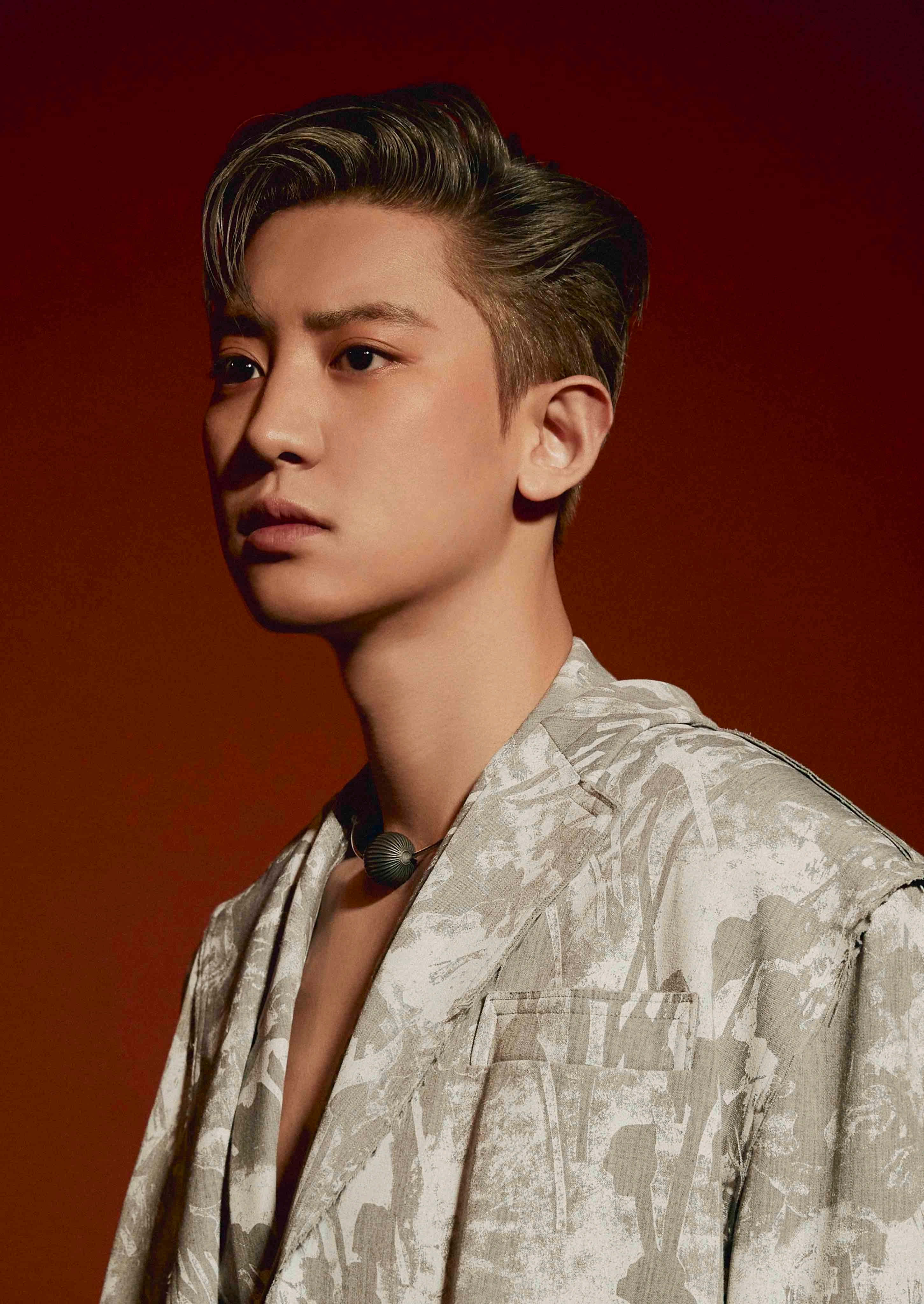 EXO 桌布 壁紙 — 一位年輕男子梳著時尚髮型，穿著圖案襯衫，在戲劇性的工作室燈光下，背景是濃郁的紅色。