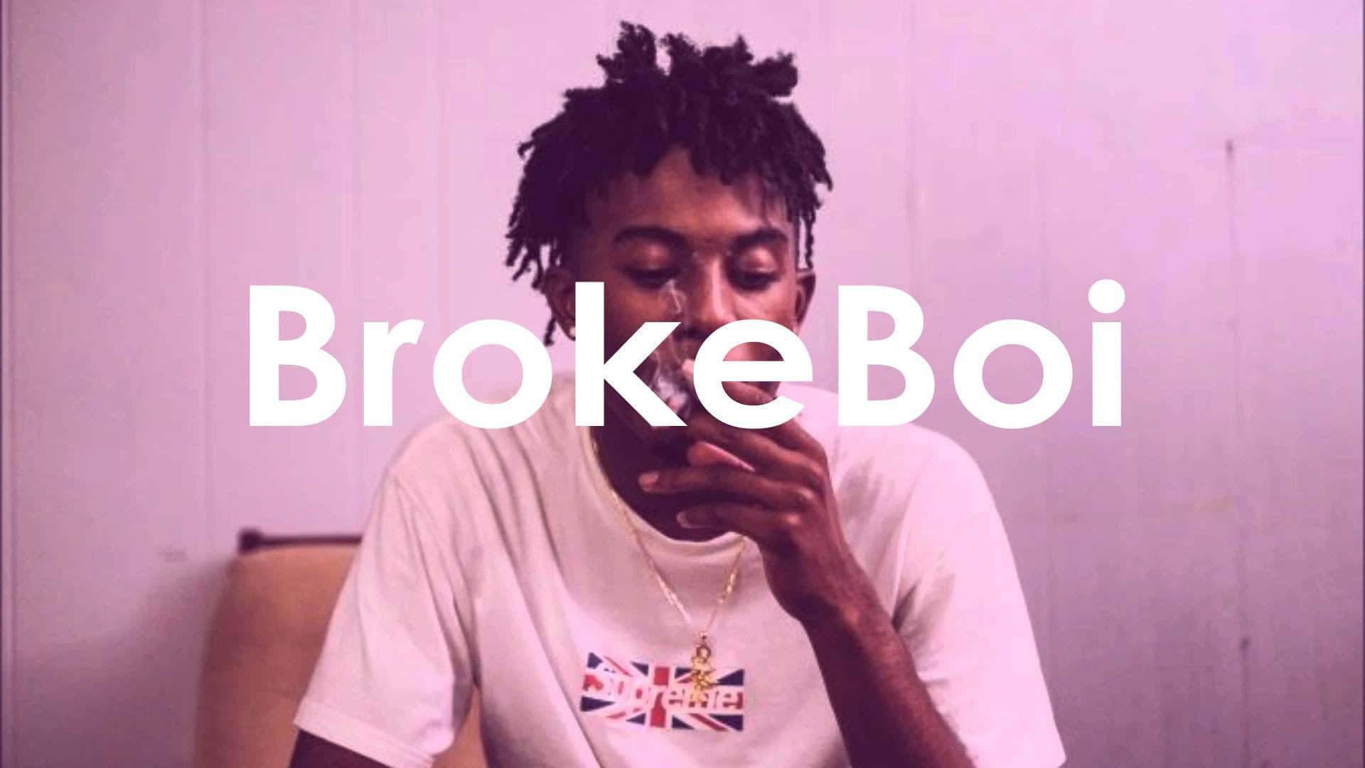 Playboi Carti HD 桌布 壁紙 — 一位年輕男子留著辮子，在紫色燈光下室內吸煙，並疊加了「BrokeBoi」文字。