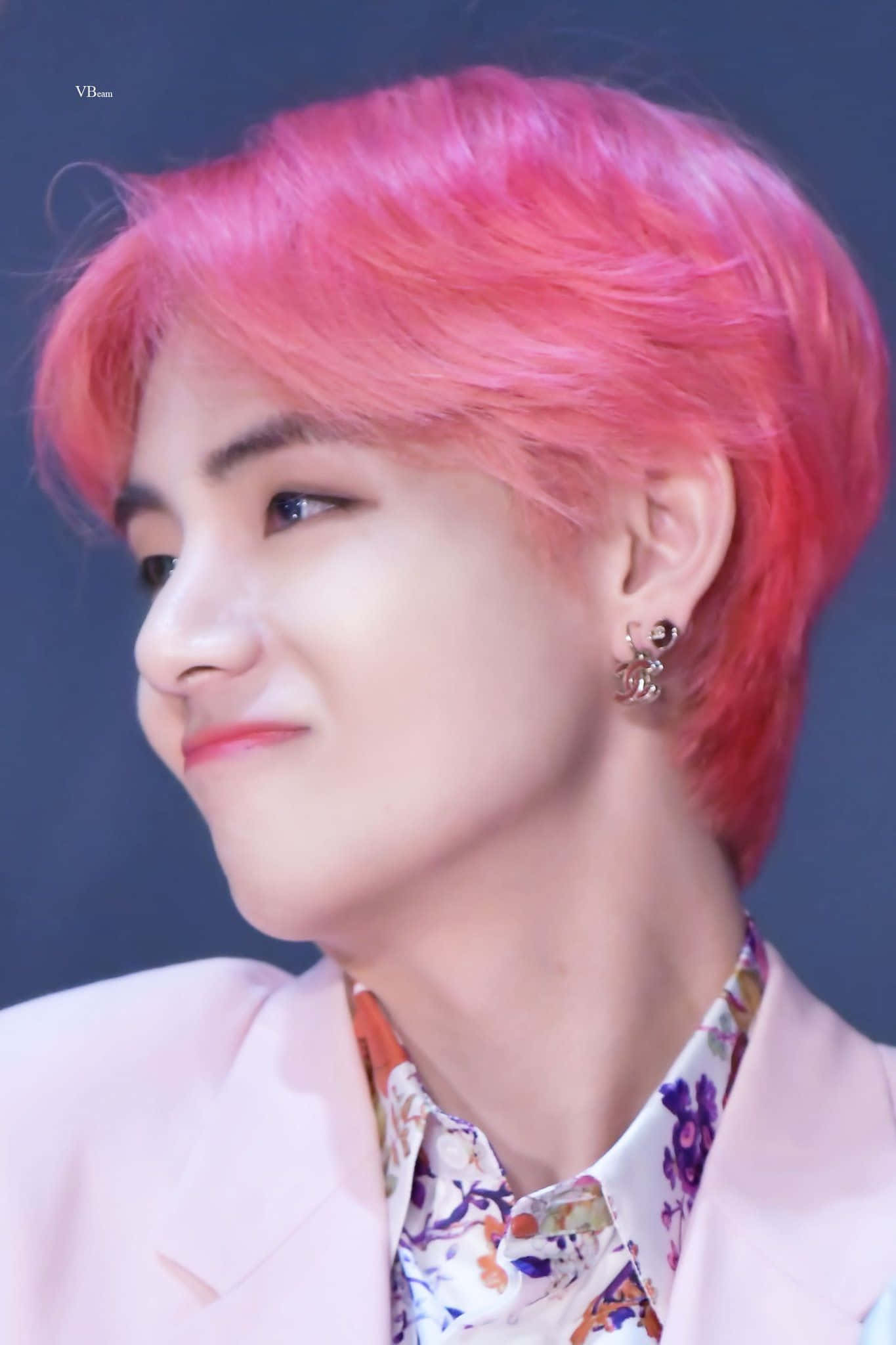 Taehyung Cute 桌布 壁紙 — 一位年輕男子的特寫肖像，他擁有鮮豔的粉紅色頭髮，穿著淺粉色西裝外套內搭花卉圖案襯衫。