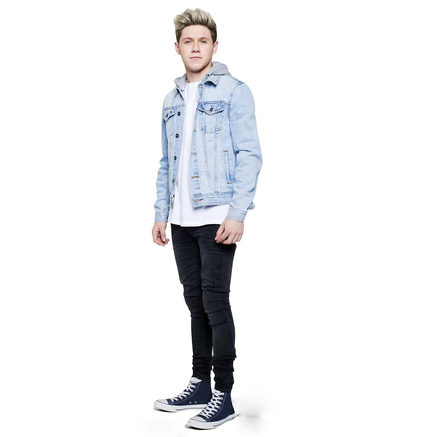niall horan 桌布 壁紙 — 一位年輕男子身穿淺藍色牛仔外套、白色T恤、黑色牛仔褲和海軍藍運動鞋，自信地站在純白色背景前。