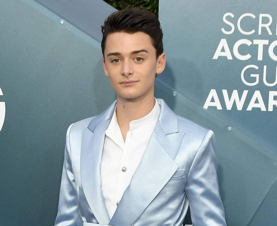 Celebrity 桌布 壁紙 — 一位年輕男子身穿淺藍色緞面西裝，自信地站在美國演員工會獎的紅地毯上。