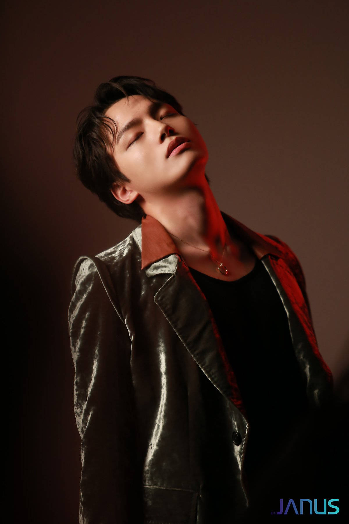 Jin 桌布 壁紙 — 一位年輕男子閉上眼睛，在溫暖紅色燈光下的攝影棚拍攝中向後傾斜頭部。