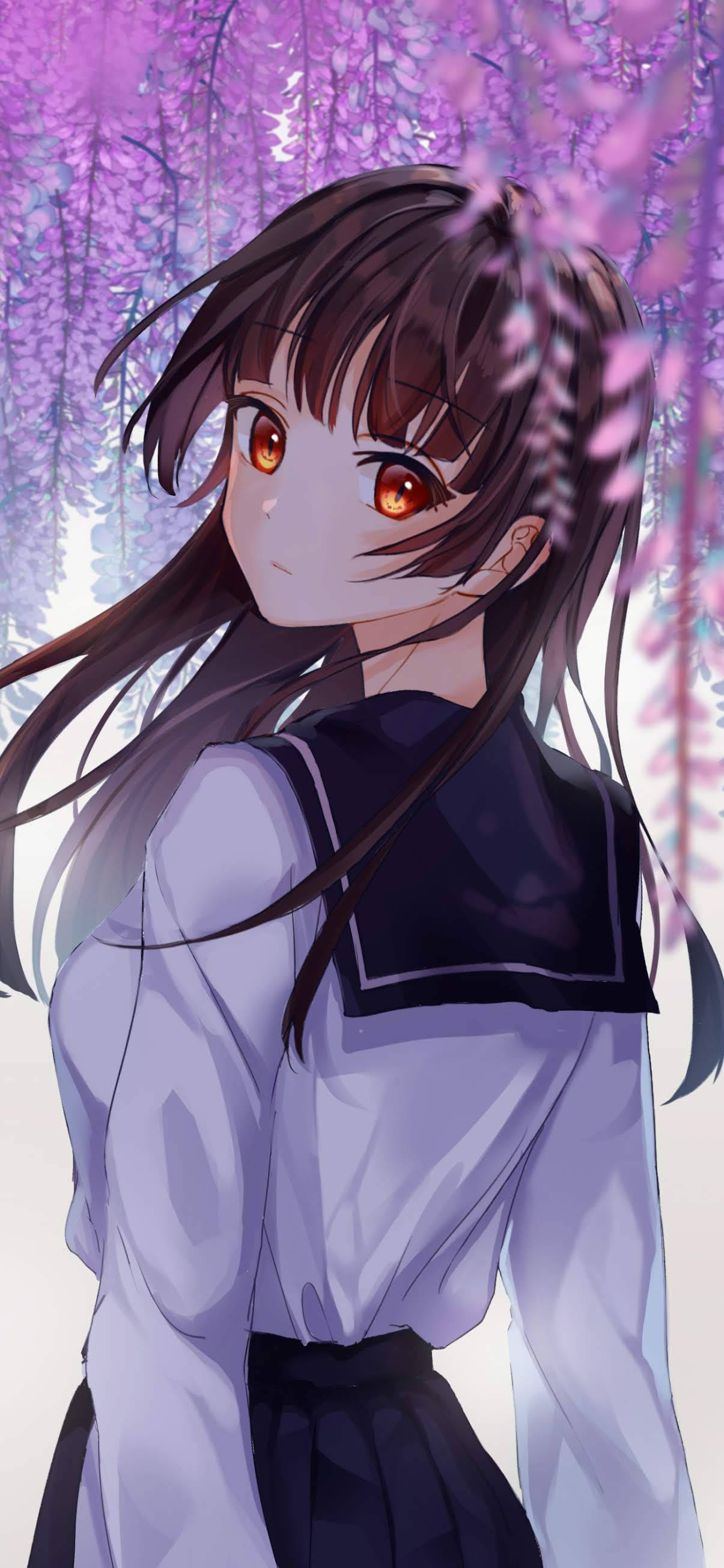 Anime Girl Phone 桌布 壁紙 — 一位年輕的動漫女孩，擁有發光的橙色眼睛和深色頭髮，站在層疊的紫色紫藤花冠下。