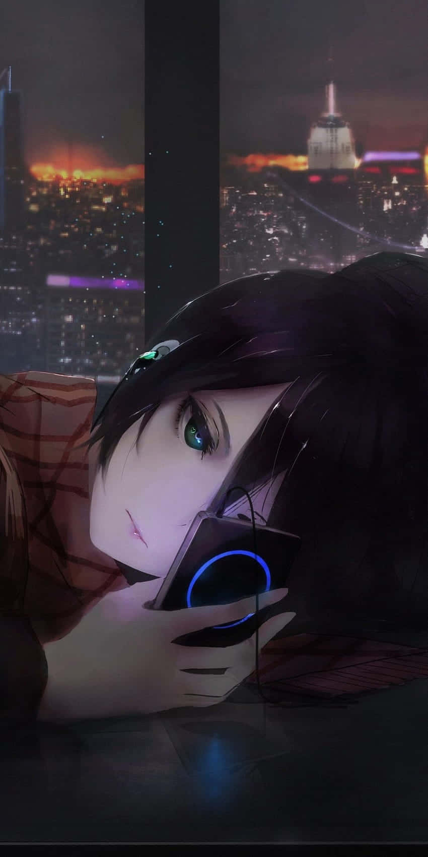 Dark Anime Girl 桌布 壁紙 — 一位年輕的動漫女孩，擁有發光的綠色眼睛，在夜晚將頭靠在發光的手機上，背景是充滿活力的城市天際線。