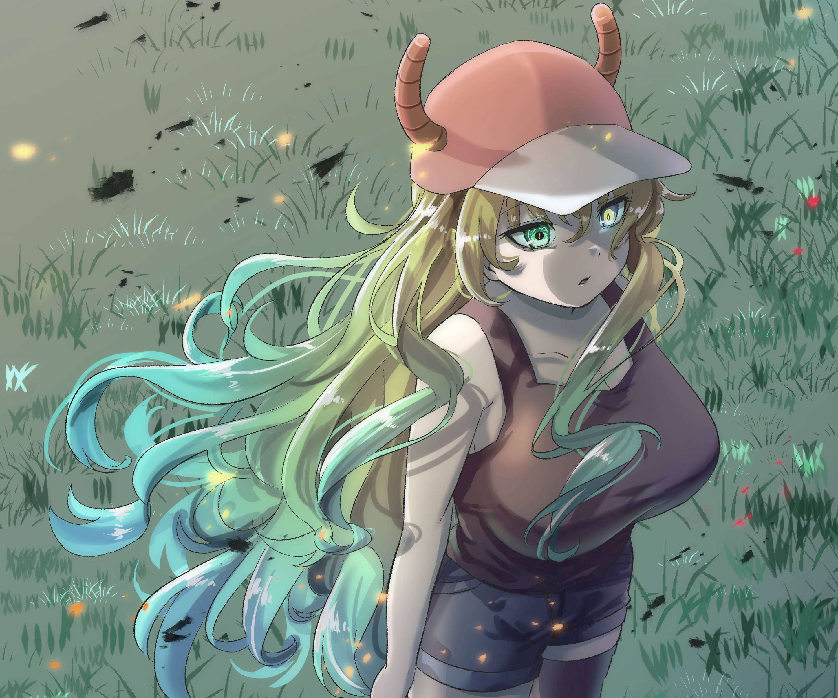 Lucoa 桌布 壁紙 — 一位年輕的動漫女孩，擁有發光的藍綠色頭髮和小角，站在點綴著螢火蟲的草地上。