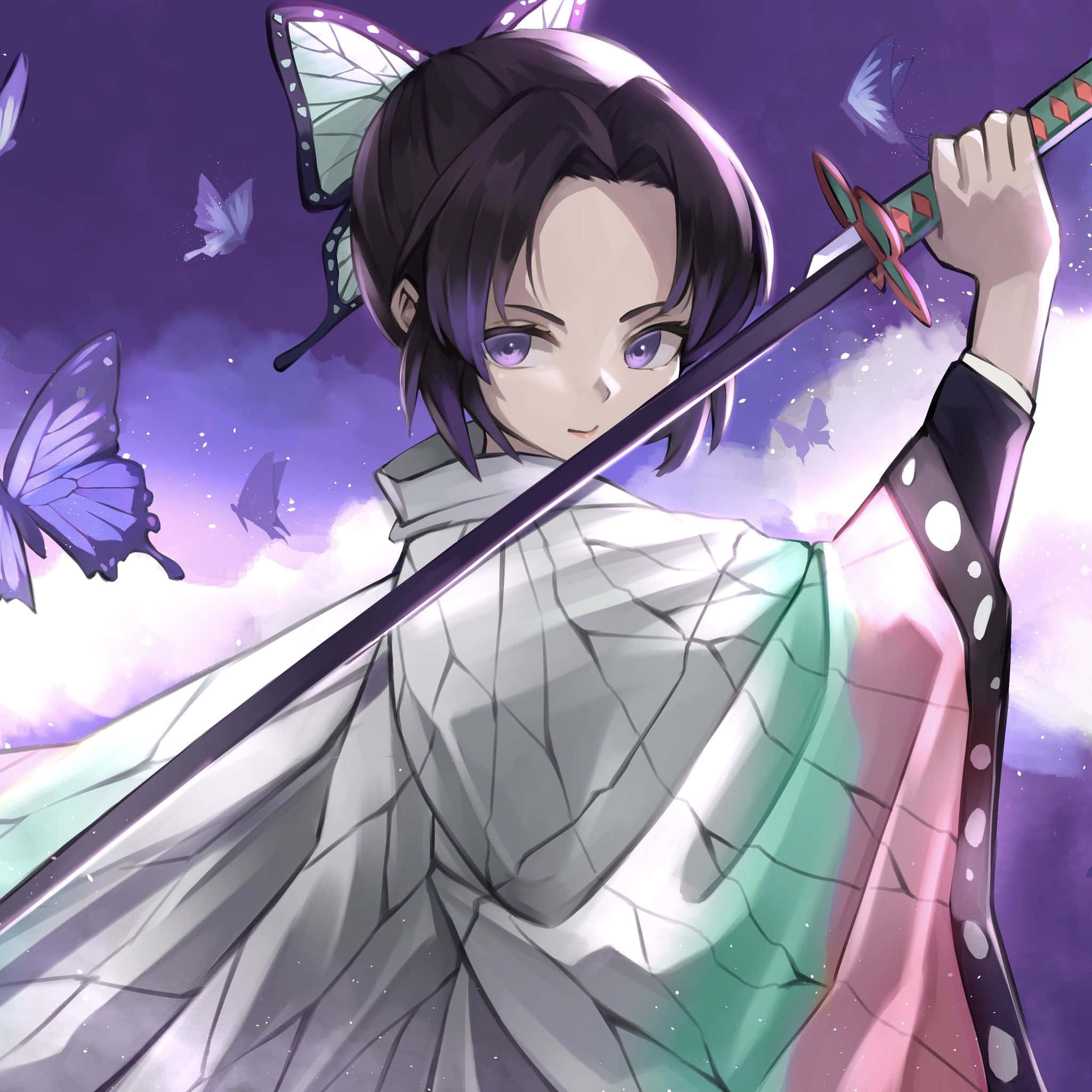 Shinobu Kocho 桌布 壁紙 — 一位年輕的動漫女孩，擁有紫色眼睛和蝴蝶髮夾，在充滿飄舞蝴蝶的夢幻紫色天空中揮舞著武士刀。