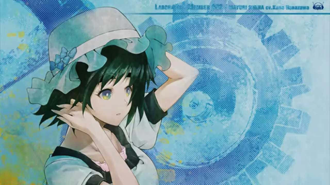 Mayuri Shiina 桌布 壁紙 — 一位年輕的動漫女孩，擁有綠色眼睛和深色頭髮，戴著藍色帽子，穿著白色服裝，背景是藍色齒輪。